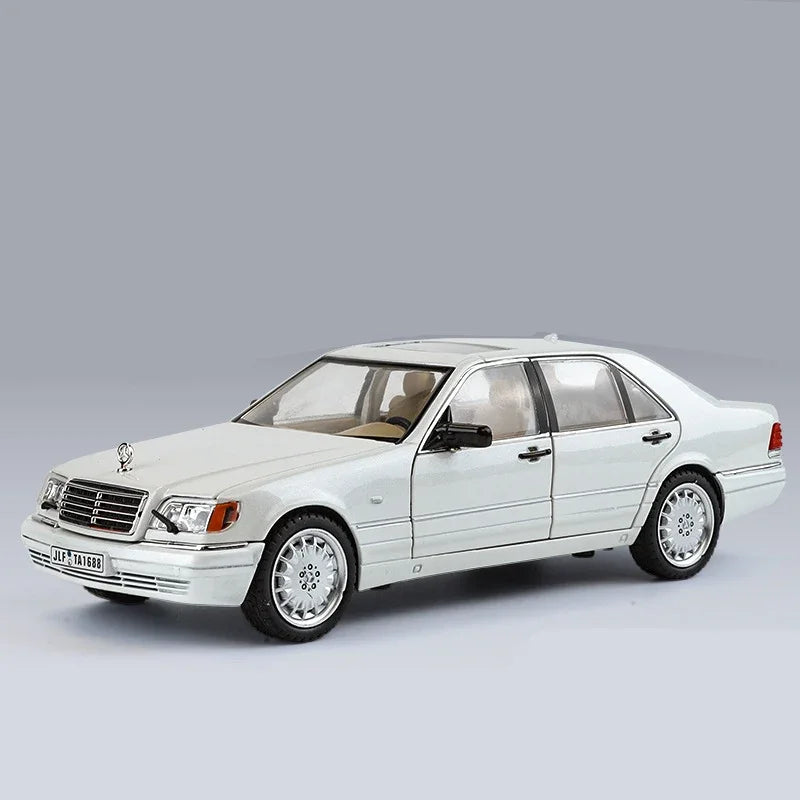Modello di auto in scala 1:24 Mercedes Benz S320 W140 in lega con suono e luce, collezione di veicoli giocattolo.