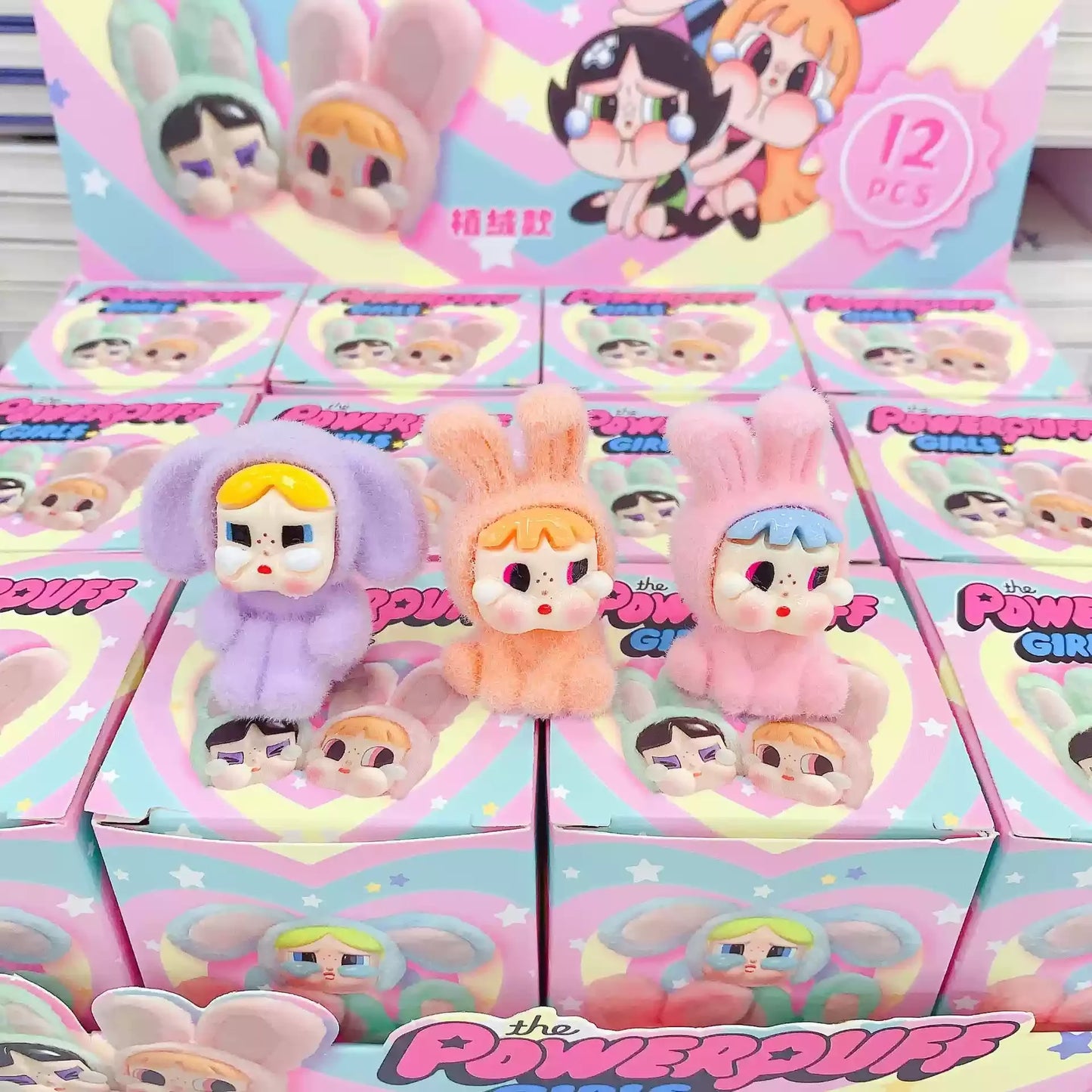 Scatola cieca di figurine in peluche di 12 pezzi con un bambino che piange, con alto valore estetico.