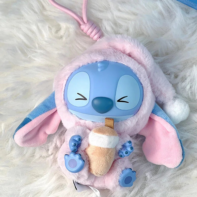 Disney Stitch – Mangia Qualcosa Prima di Dormire ✨
Un piccolo Stitch pronto per la sua dolce routine serale!
🟦 Colleziona la tua sorpresa! Questa blind box in vinile contiene una figura misteriosa di Stitch in pose ado