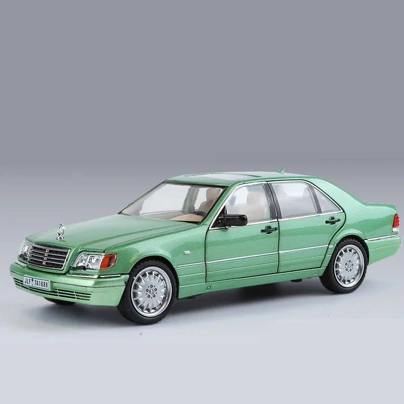 Modello di auto in scala 1:24 Mercedes Benz S320 W140 in lega con suono e luce, collezione di veicoli giocattolo.
