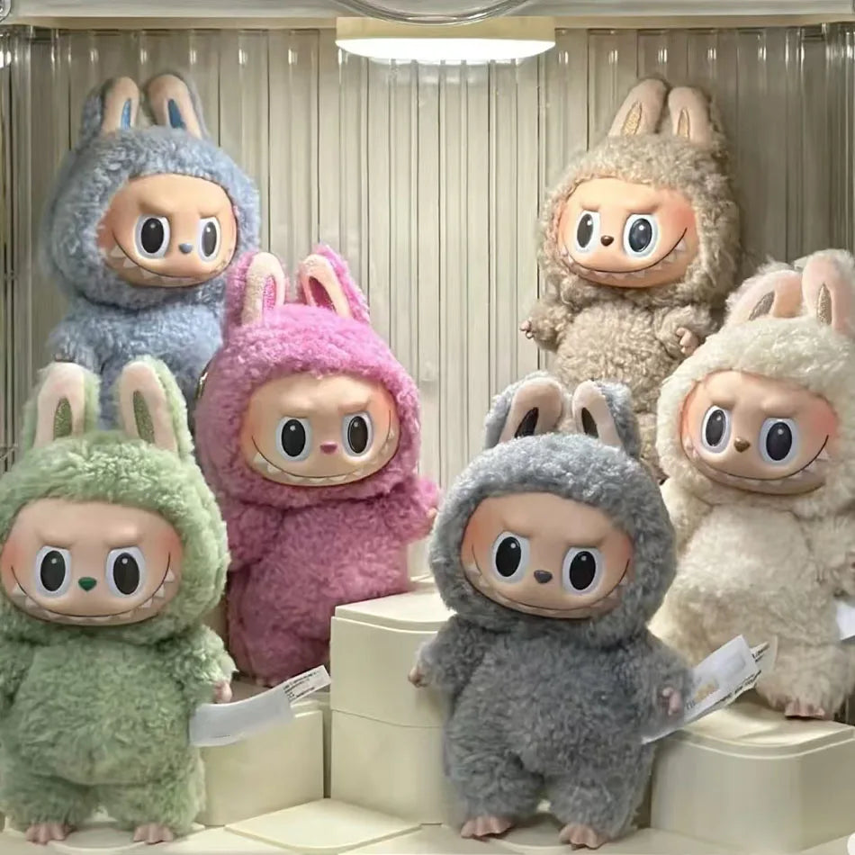 ✨ Labubu 3.0 – Have A Seat Series ✨
Un piccolo mostro dal grande carisma!
🟠 Colleziona il tuo Labubu preferito! Questa figura in vinile è un'aggiunta perfetta per gli amanti del design stravagante e delle creature a