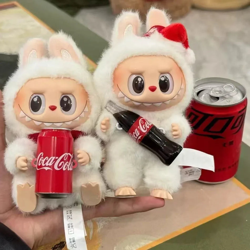 ✨ Labubu 3.0 – Have A Seat Series ✨
Un piccolo mostro dal grande carisma!
🟠 Colleziona il tuo Labubu preferito! Questa figura in vinile è un'aggiunta perfetta per gli amanti del design stravagante e delle creature a