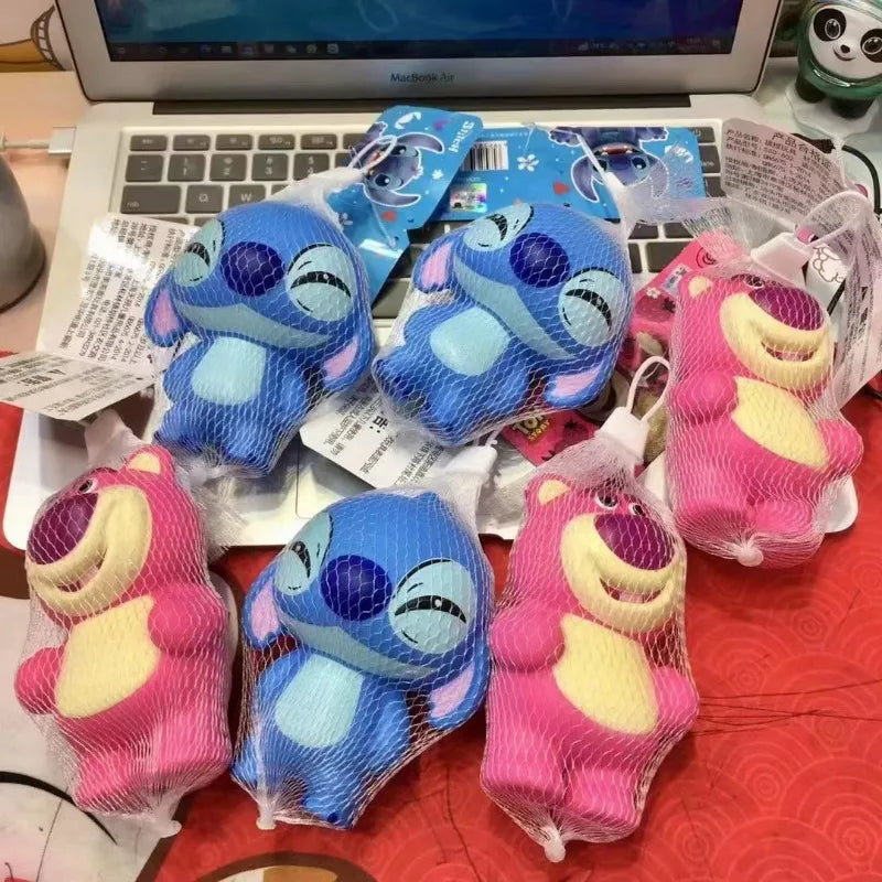 Sei pronto a portare un po' di magia Disney nella tua vita? ✨
Il giocattolo di decompressione Disney Stitch è il compagno perfetto per chi cerca un po' di relax e divertimento! Con il suo design morbido a rimbalzo lento, q