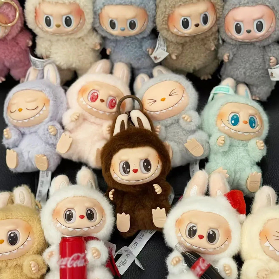 ✨ Labubu 3.0 – Have A Seat Series ✨
Un piccolo mostro dal grande carisma!
🟠 Colleziona il tuo Labubu preferito! Questa figura in vinile è un'aggiunta perfetta per gli amanti del design stravagante e delle creature a