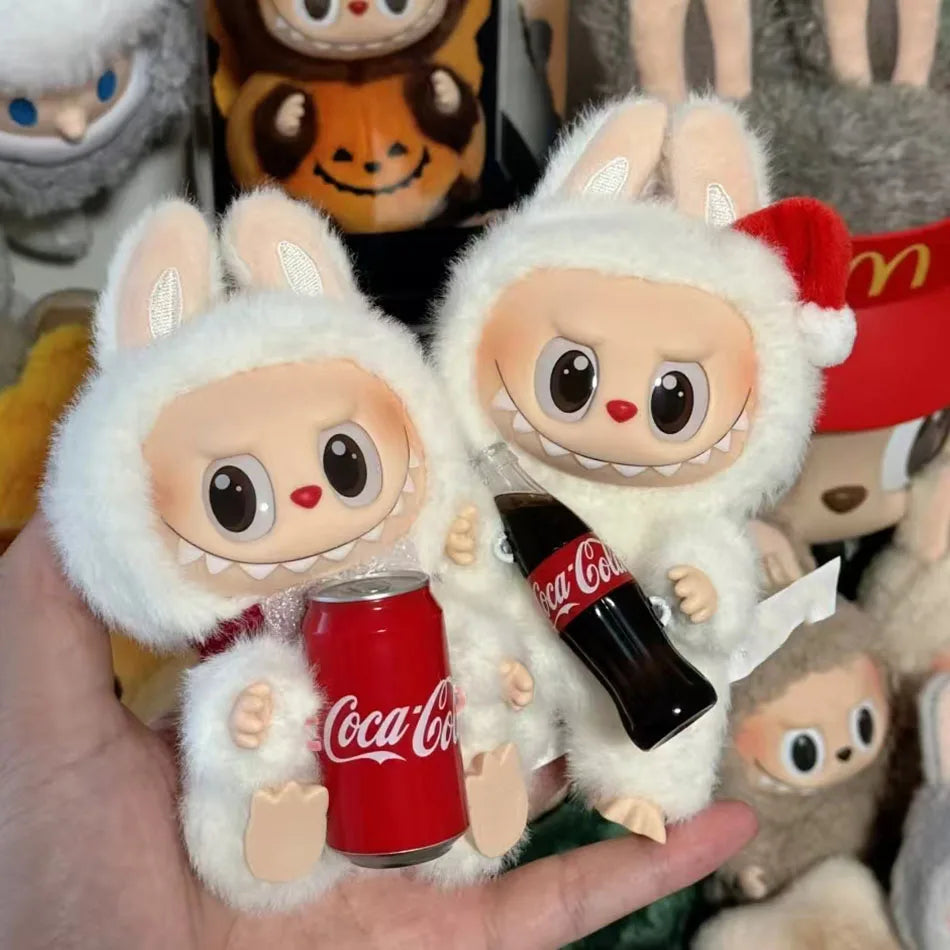 ✨ Labubu 3.0 – Have A Seat Series ✨
Un piccolo mostro dal grande carisma!
🟠 Colleziona il tuo Labubu preferito! Questa figura in vinile è un'aggiunta perfetta per gli amanti del design stravagante e delle creature a