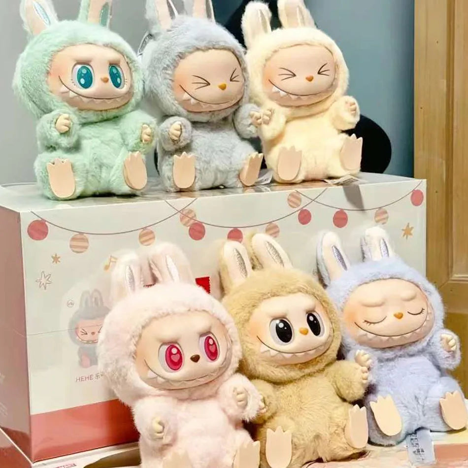 ✨ Labubu 3.0 – Have A Seat Series ✨
Un piccolo mostro dal grande carisma!
🟠 Colleziona il tuo Labubu preferito! Questa figura in vinile è un'aggiunta perfetta per gli amanti del design stravagante e delle creature a