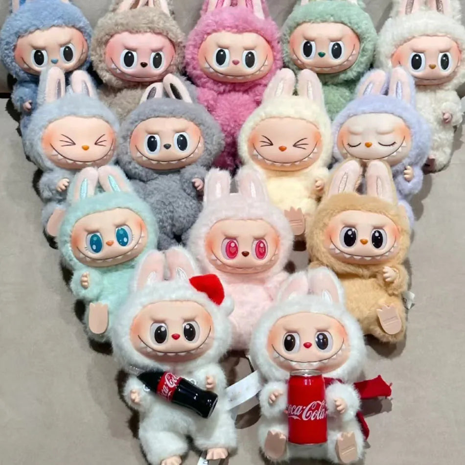 ✨ Labubu 3.0 – Have A Seat Series ✨
Un piccolo mostro dal grande carisma!
🟠 Colleziona il tuo Labubu preferito! Questa figura in vinile è un'aggiunta perfetta per gli amanti del design stravagante e delle creature a